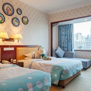 Quarto família | Cortinas blackout, Wi-Fi de cortesia, roupa de cama