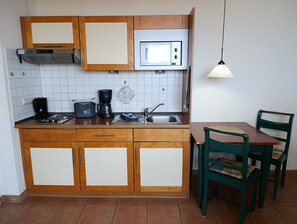 Een koelkast, een magnetron, een koffiezetapparaat/waterkoker
