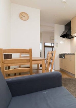 2 多间卧室、免费 WiFi、床单