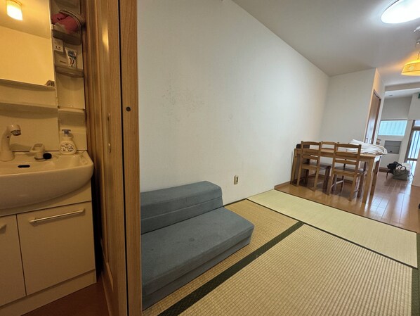 基本獨棟房屋, 2 間臥室 | 起居區 | 平面電視