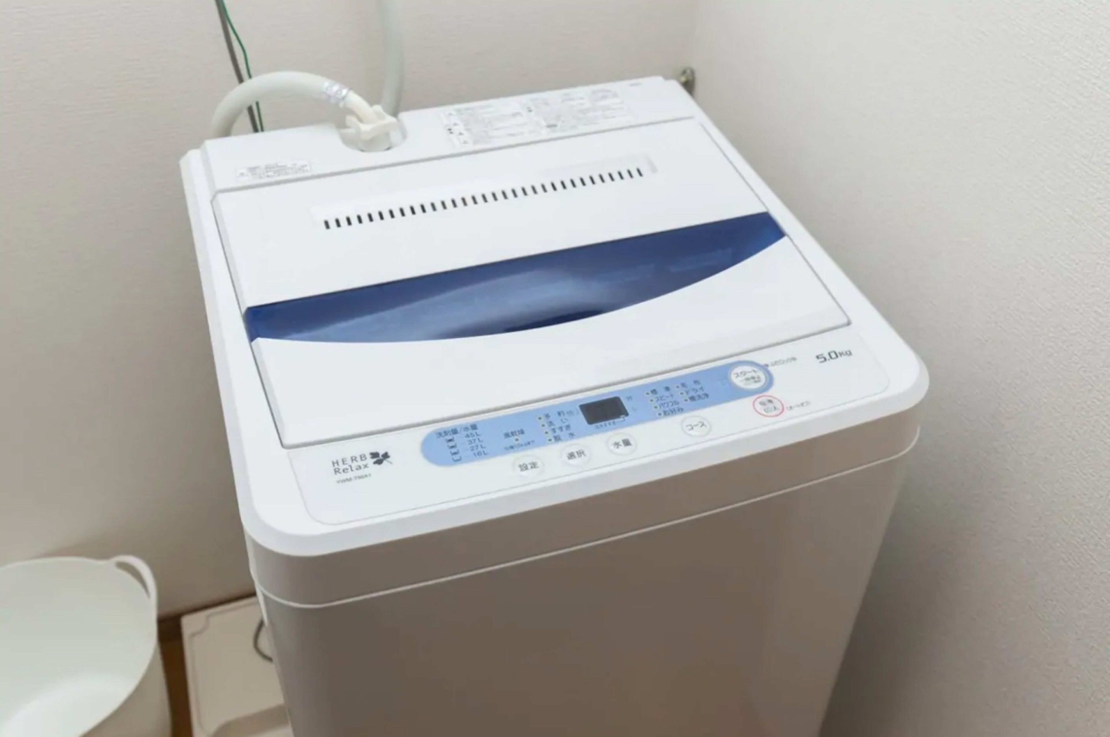 Eine weiße Waschmaschine mit digitaler Anzeige und Bedienfeld.