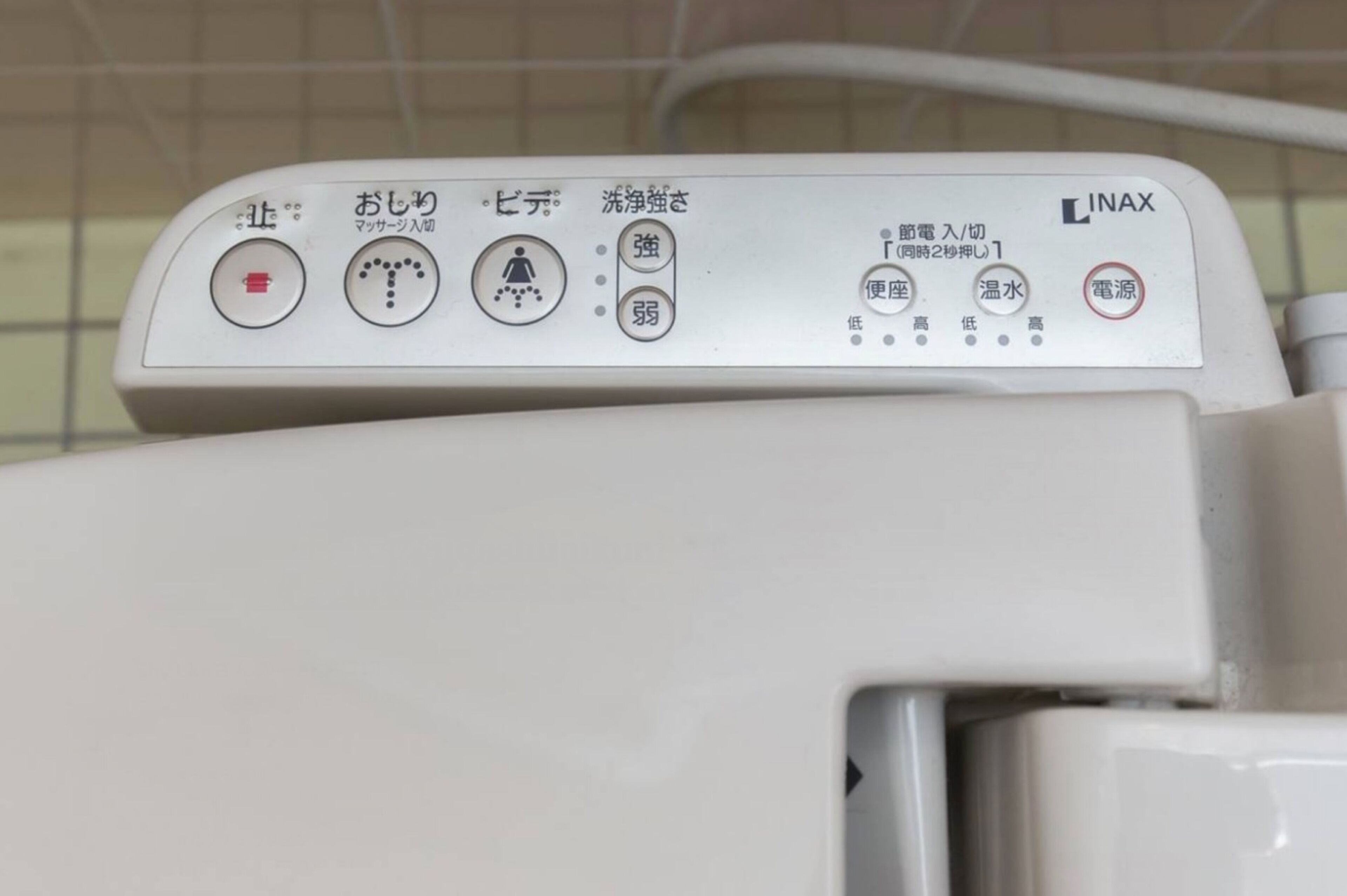 Egy kezelőpanel, melyen japán nyelvű utasítások és szimbólumok találhatók a készülék működtetéséhez, valószínűleg egy vízmelegítőről vagy hasonló háztartási gépről van szó.