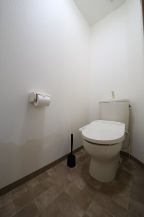 Apartament, 1 dormitori | Bany | Dutxa, assecador de cabells, bidet i tovalloles 