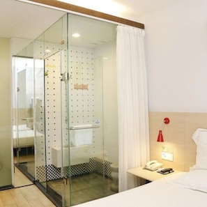 Business Double Room(Standard) | Bathroom | Shower, free toiletries, hair dryer, towels - Wenxin Hotel Shenzhen (Guangzhou)