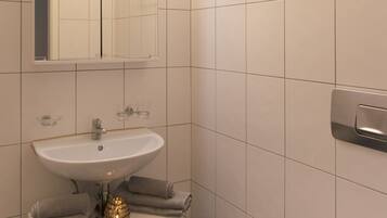 Appartement, 2 chambres, cuisine, en bord de lac | Salle de bain | SĂšche-cheveux, serviettes fournies, savon