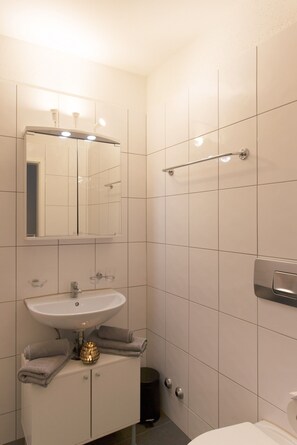 Departamento, 2 habitaciones, cocina, junto al lago | Baño | Secadora de cabello, toallas, jabón 