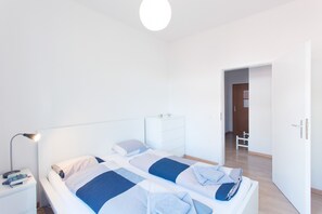 Departamento, 2 habitaciones, cocina, junto al lago | 2 habitaciones, tabla de planchar con plancha y ropa de cama 