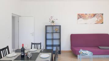 Apartment, 2 Schlafzimmer, Küche, Seeseite | Wohnzimmer | Fernseher