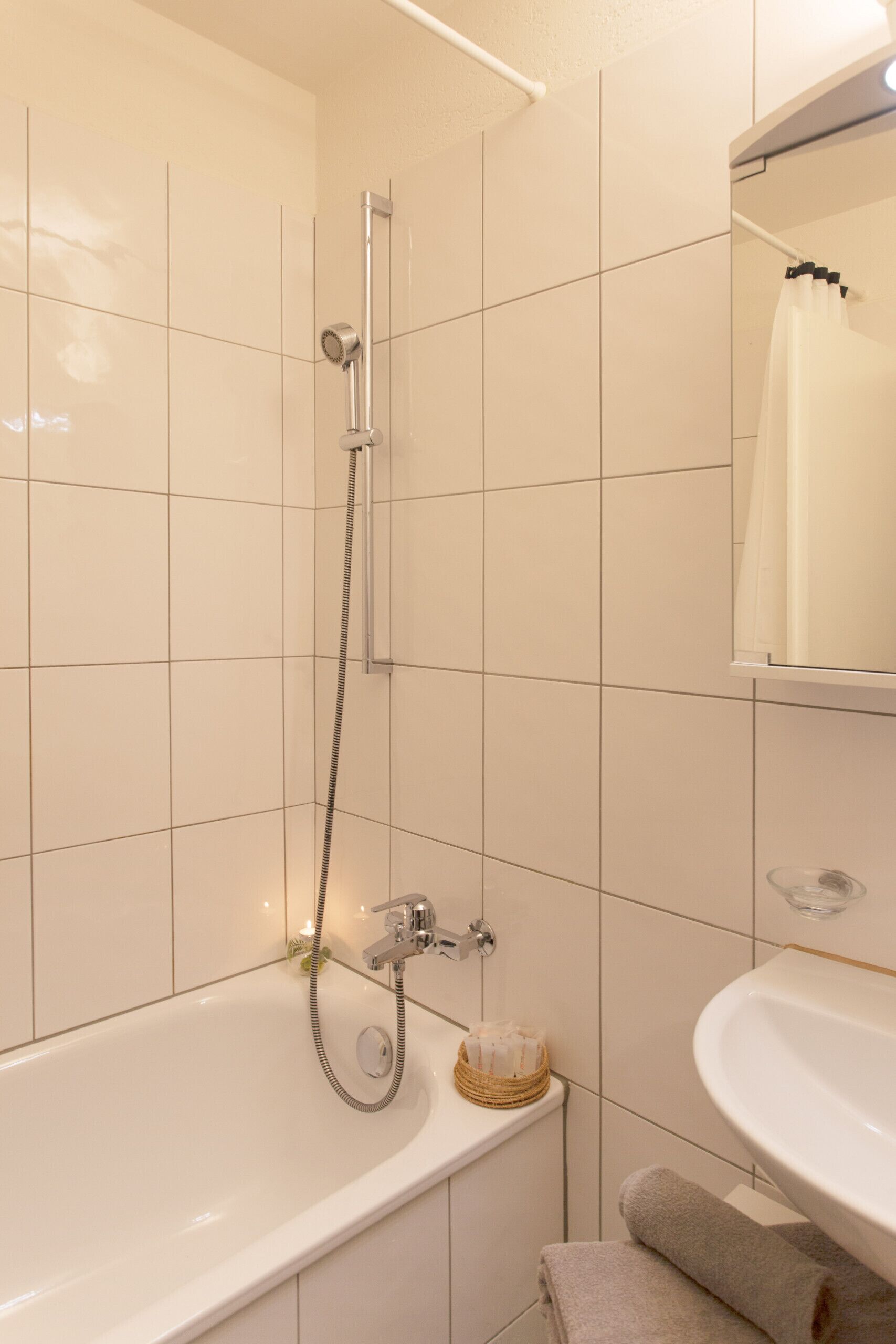 Appartamento, 2 camere da letto, cucina, lato lago | Bagno | Asciugacapelli, asciugamani, sapone