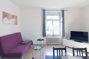 Departamento, 2 habitaciones, cocina, junto al lago | Sala de estar | Televisión 