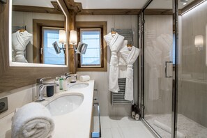 Bathtub, hair dryer - Winter Méribel -- Le Grand Luxe, Chalet 12p (Méribel)