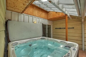 Ein Whirlpool mit Holzboden und Glasverkleidung.