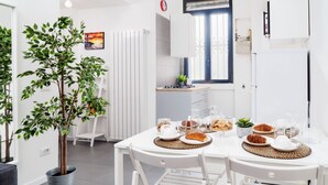 In-room dining - Modern Flat near the City Center (Milan)