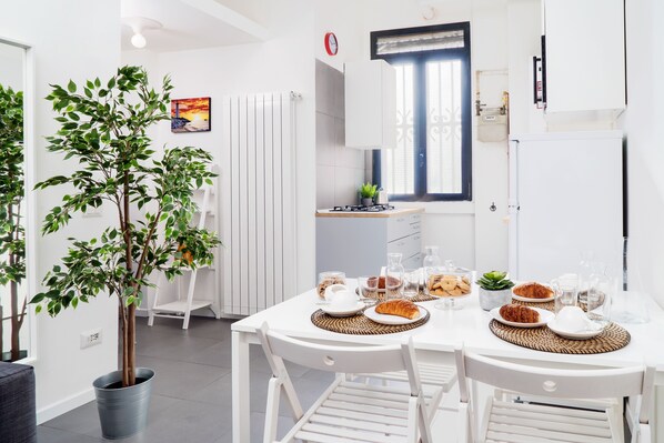 Apartment, 1 Schlafzimmer | Essbereich im Zimmer