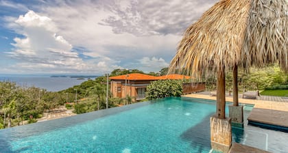 Hermoso condominio w / impresionantes vistas al mar y montaña y piscina compartida!