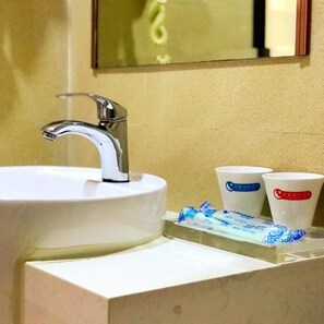 Shower, rainfall showerhead, free toiletries, hair dryer
