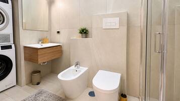 Combinazione doccia/vasca, asciugacapelli, bidet, asciugamani