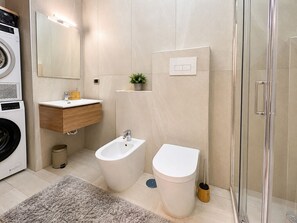 Ducha y bañera combinadas, secador de pelo, bidé y toallas