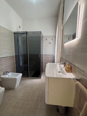 Combined shower/bathtub, hair dryer, bidet, towels - MESA - Free WiFi, Free Parking, AC - Caserta (Caserta)