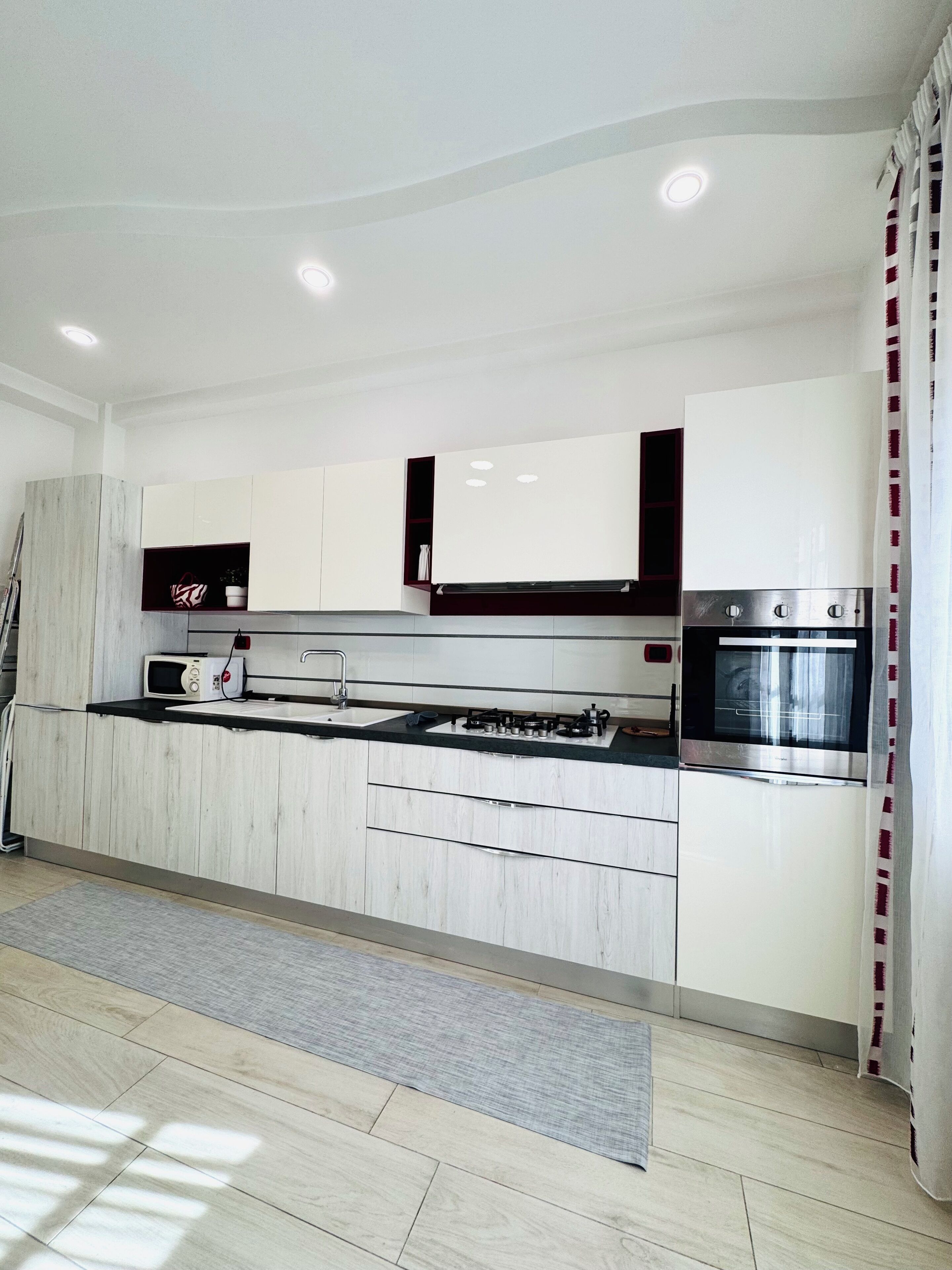 Frigorifero, microonde, forno, piano cottura