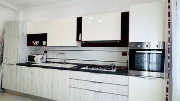 Frigorifero, microonde, forno, piano cottura