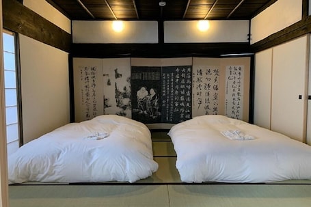 2 bedrooms, bed sheets