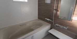 Bañera con ducha, secador de pelo, pantuflas