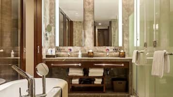 Executive Suite | Bathroom | Shower, free toiletries, hair dryer, towels