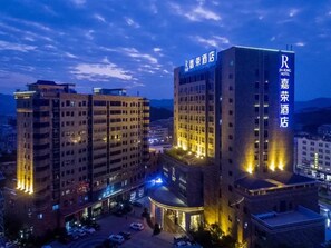 Front of property - evening/night - Jia Rong Hotel (Zhangzhou)