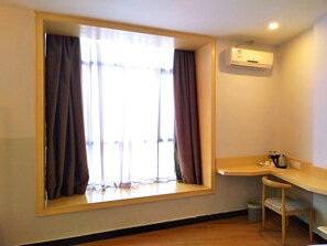 Elite Room | Desk, free WiFi