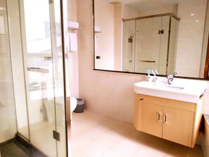 Elite-Zimmer | Badezimmer | Dusche, kostenlose Toilettenartikel, Handtücher