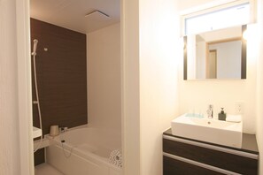 Kostenlose Toilettenartikel, Haartrockner, Hausschuhe, Handtücher