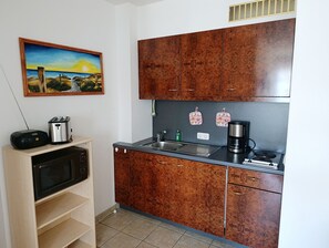 Kühlschrank, Mikrowelle, Wasserkocher mit Kaffee-/Teezubehör