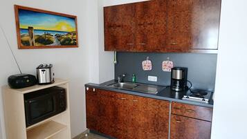 Refrigerador, microondas, cafetera/tetera, tetera/pava eléctrica