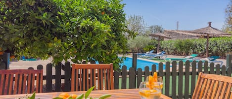 تناول الطعام بالخارج