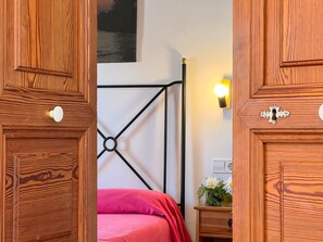 4 bedrooms, iron/ironing board, travel cot, free WiFi