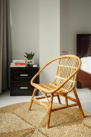 Bureau, espace de travail pour ordinateur portable, rideaux occultants