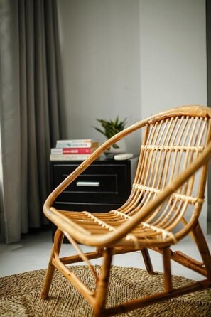 Desk, laptop workspace, blackout curtains, soundproofing - Livin' Hub Hostel & Apartment (Nha Trang)