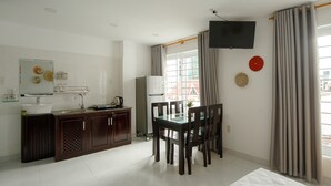 Deluxe Double Room | Private kitchenette - Livin' Hub Hostel & Apartment (Nha Trang)