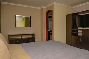3 habitaciones, tabla de planchar con plancha, wifi y ropa de cama