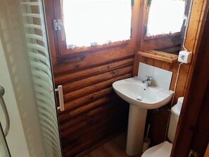 Familienbungalow, 2 Schlafzimmer, Terrasse (6 Pax) | Badezimmer | Dusche, Handtücher, Toilettenpapier