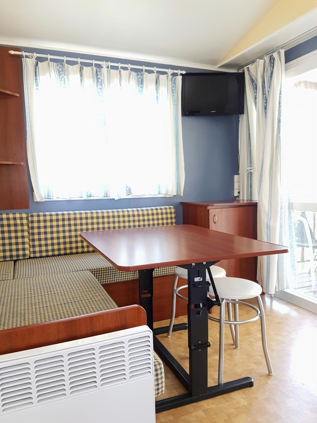 Familie bungalow, 2 slaapkamers, terras (4 Pax) | Woonruimte | Een flatscreentelevisie