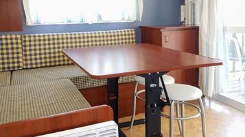Familie bungalow, 2 slaapkamers, terras (4 Pax) | Woonruimte | Een flatscreentelevisie