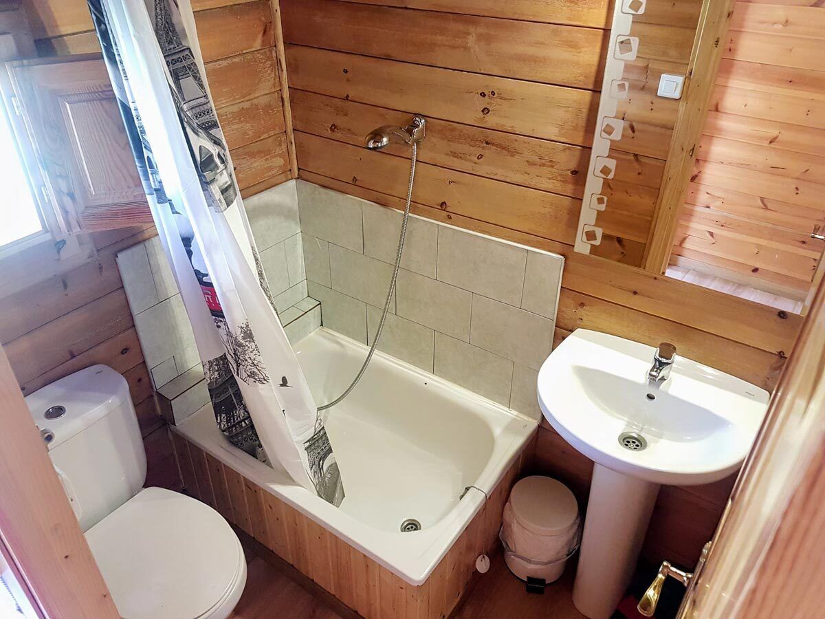 Douche, serviettes fournies, papier toilette