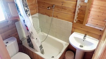 Douche, serviettes fournies, papier toilette