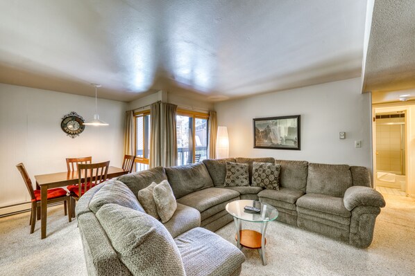 Téléviseur, foyer, lecteur de DVD, livres