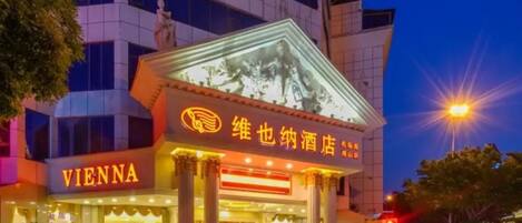 Fassade der Unterkunft – Abend/Nacht