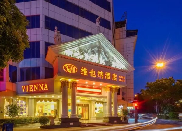 Front of property – evening/night - Vienna Hotel - Guilin Jichang Road Rongshan (Guilin)