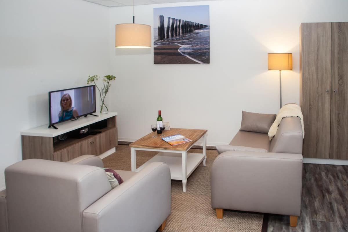 Comfort Studio Suite (Strandsuite) | Living area | 32-inch flat-screen TV with cable channels, TV, DVD player