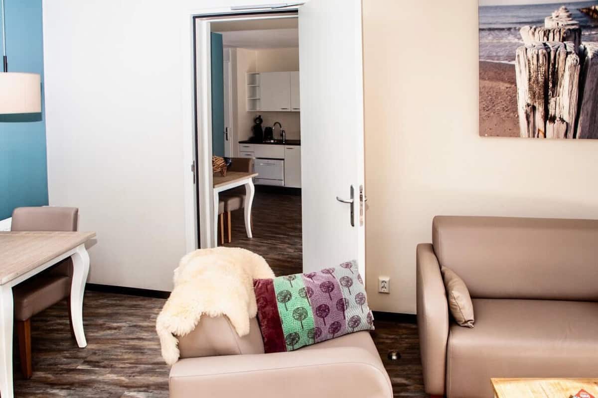 Ropa de cama de alta calidad y caja de seguridad en la habitación
